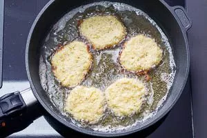 Kartoffelpuffer-Masse in die heiße Pfanne portionieren
