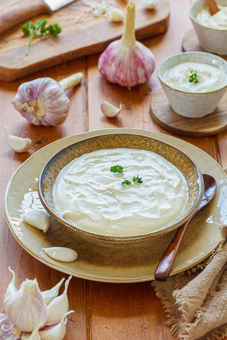 Würziger Knoblauch-Dip aus Schmand und Mayonnaise