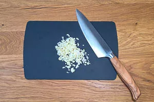 Knoblauchzehen schälen und fein hacken.