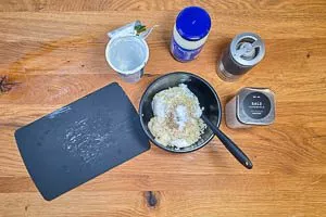 Vermenge den Schmand mit der Mayonnaise, dem Salz, dem Pfeffer und dem Knoblauch.