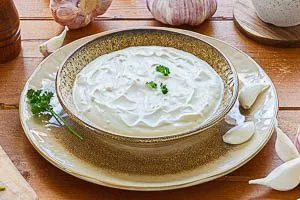 Fertig ist deine selbstgemachte Knoblauchsoße!