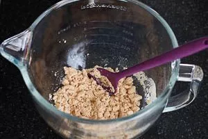 Semmelbrösel mit Milch vermischen
