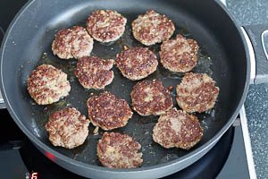 Köfte in der Pfanne in Olivenöl anbraten