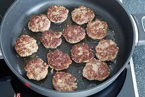 Köfte in der Pfanne in Olivenöl anbraten