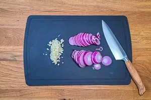 Zwiebeln und Knoblauch klein schneiden