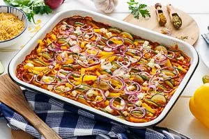 Kritharaki-Auflauf warm servieren