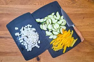 Gemüse und Feta klein schneiden