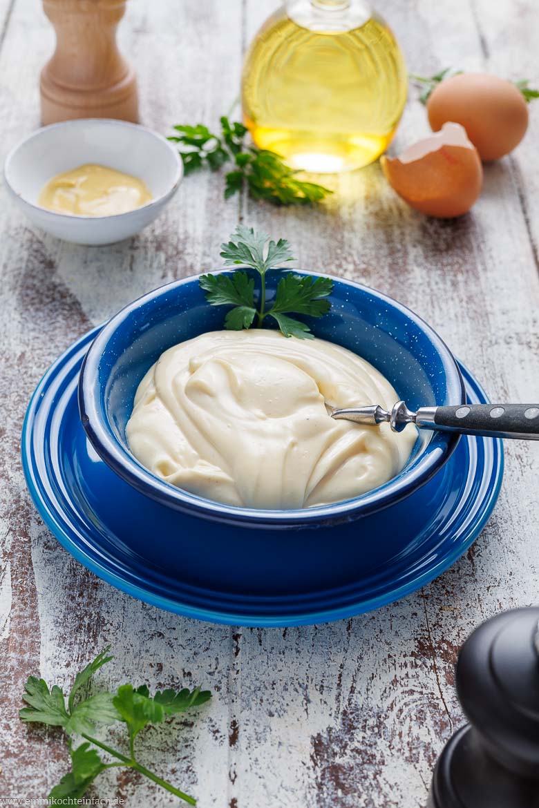 Selbstgemachte Mayo aus frischem Ei, neutralem Pflanzenöl und würzigem Senf