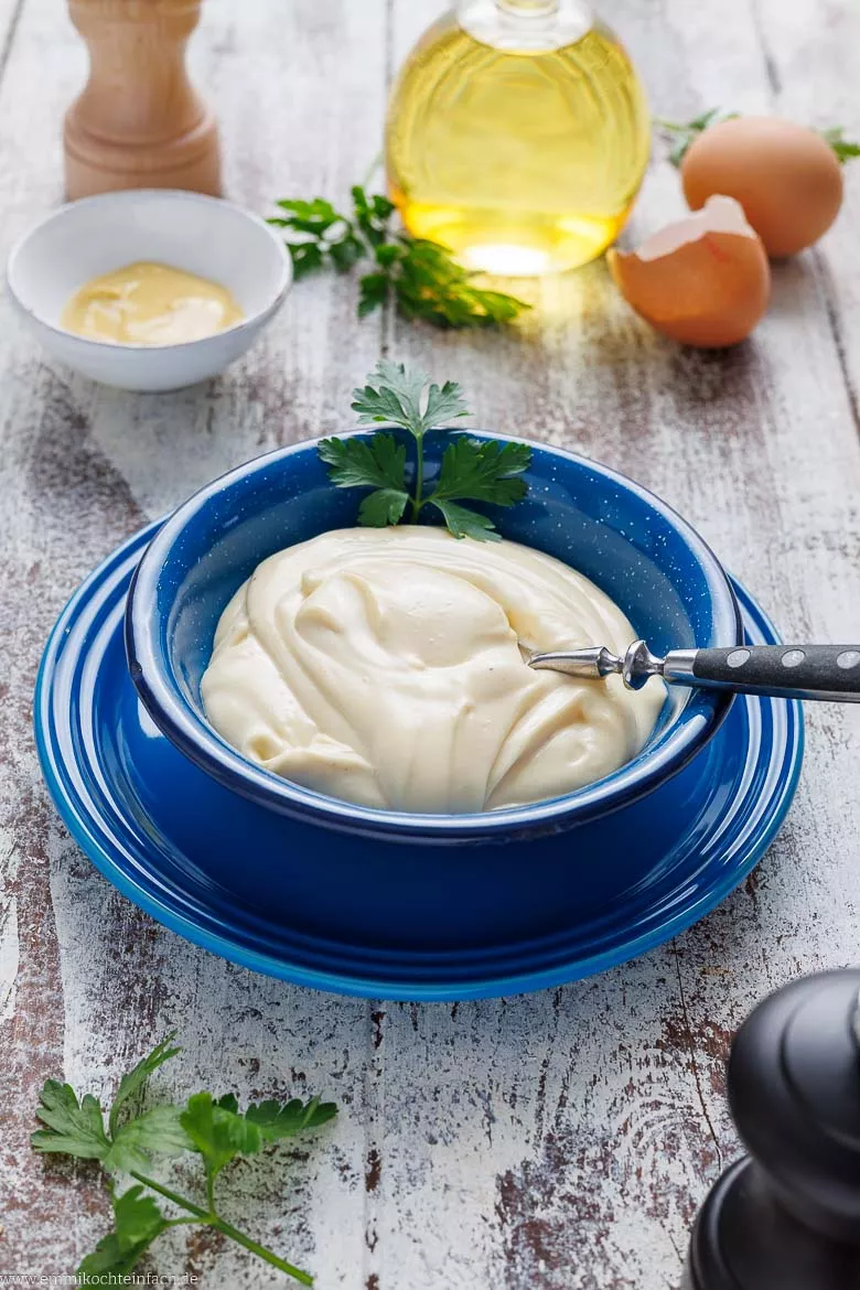 Selbstgemachte Mayo aus frischem Ei, neutralem Pflanzenöl und würzigem Senf