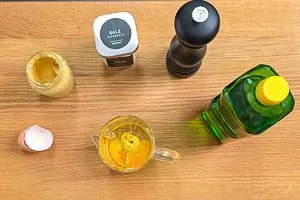 Ei, Pfeffer, Senf, Salz und Pflanzenöl in einen Mixbehälter geben