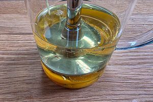 Pürierstab am Boden des Bechers ansetzen und starten