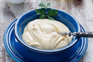 Selbstgemachte Mayonnaise frisch servieren