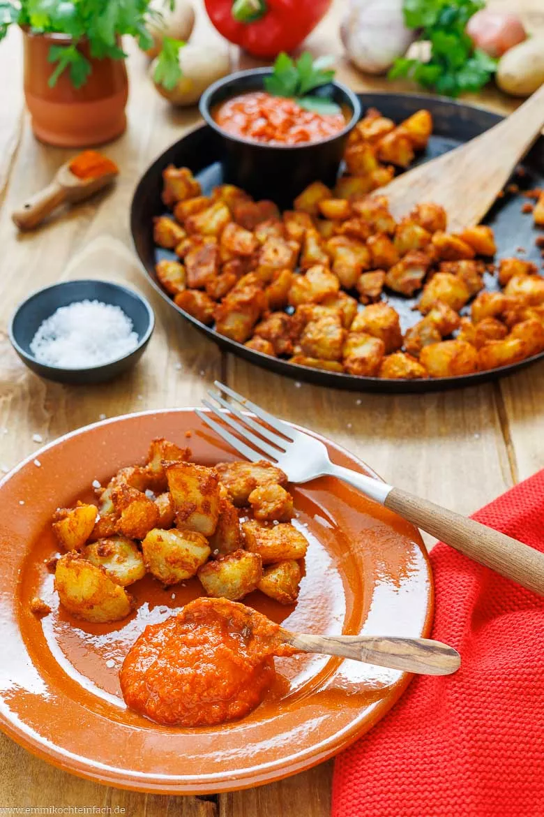 Goldbraune Kartoffeln aus dem Ofen mit roter, würziger Sauce