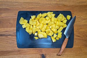 Kartoffeln waschen, schälen und in Würfel schneiden