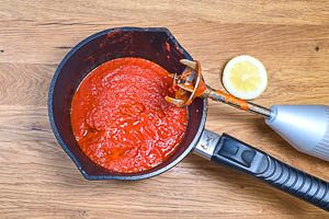 Soße pürieren und mit Zitronensaft und Salz abschmecken
