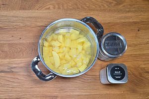 Kartoffeln mit Wasser, Salz und Natron in einen Topf geben