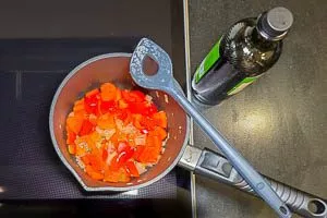 Olivenöl erhitzen und Schalotten und Paprika anrösten