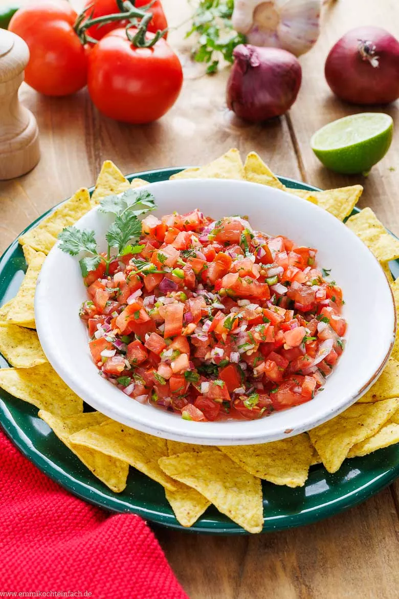 Salsa Fresca aus Tomaten, Zwiebeln, Jalapeños und Koriander