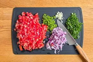 Tomaten, Jalapenos, Knoblauch, Zwiebel und Koriander vorbereiten und klein würfeln.