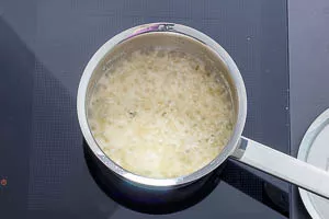 Langkornreis nach Packungsanleitung kochen und Kochwasser mit Gemüsebrühe würzen. Dann abgießen und auskühlen lassen.