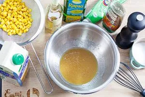 Rühre das Dressing aus Pflanzenöl, Honig, Orangensaft, Senf, Balsamico, Salz und Pfeffer an.