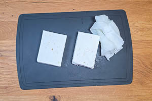 Feta abtropfen lassen