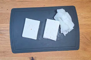 Feta abtropfen lassen
