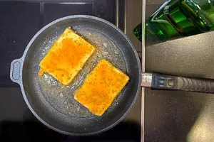 Panierte Feta-Blöcke von beiden Seiten goldbraun und knusprig braten