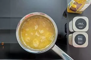 Bulgur in Gemüsebrühe kochen