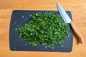 Petersilie und Minze für das Tabouleh schneiden