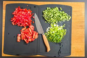 Gemüsezutaten in Würfel schneiden