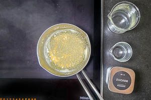 Zitronensaft mit Wasser und Zucker zu Sirup kochen