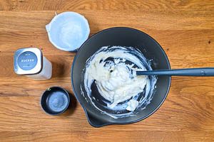 Mascarpone, Zucker und Zitronenzesten cremig verrühren