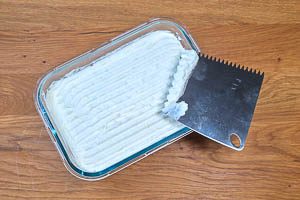 Das Zitronen-Tiramisu nach dem Schichten ziehen lassen