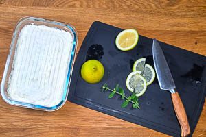 Das zitronige Tiramisu vor dem Servieren mit Zitronenscheiben garnieren