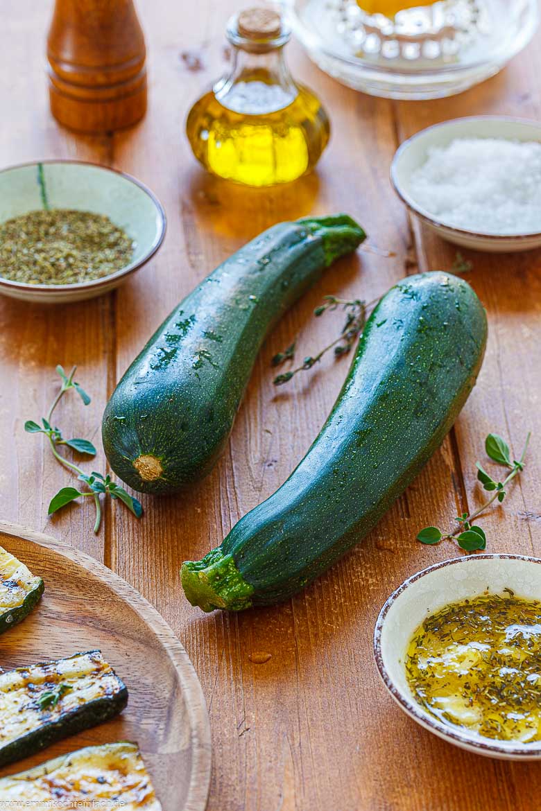 Zutaten f&uuml;r marinierte und gegrillte Zucchini
