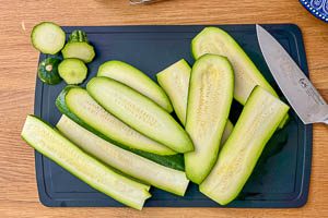 Zucchini waschen und in Scheiben schneiden