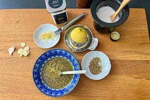 Marinade aus Zitrone, Öl, Kräutern und Gewürzen anmischen
