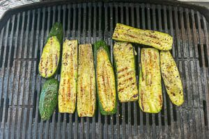 Abgetropfte Zucchinischeiben grillen