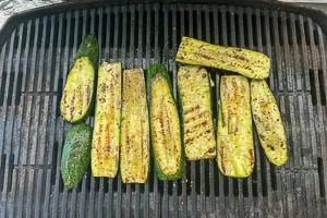 Abgetropfte Zucchinischeiben grillen