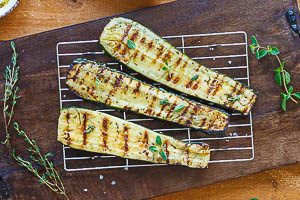 Gegrillte Zucchini mit Meersalz und Pfeffer abschmecken und servieren