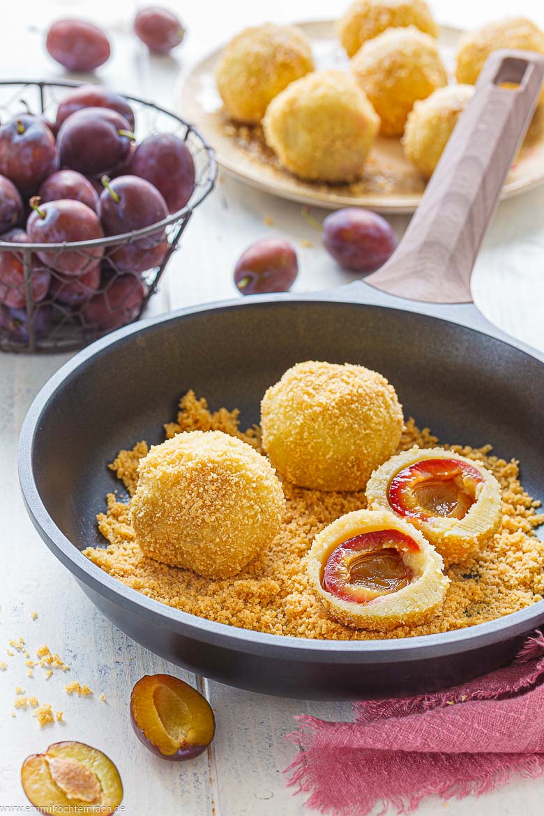Zwetschgenknödel mit Butterbrösel