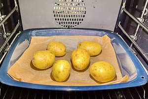 Kartoffeln auf dem Backblech backen, bis sie gar sind.