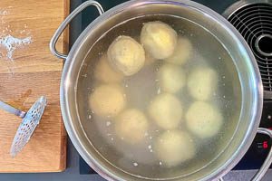 Die Knödel im Wasser ziehen lassen.