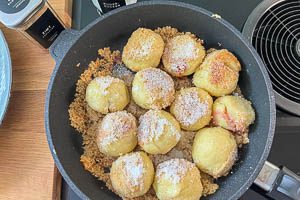 Die Butterbrösel herstellen und die Knödel darin wälzen.