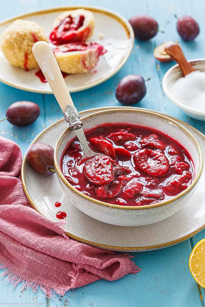 Süße Zwetschgen mit Zucker und Zimt in eigenem Saft gekocht