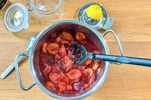 Mit Zitronensaft abschmecken und servieren.