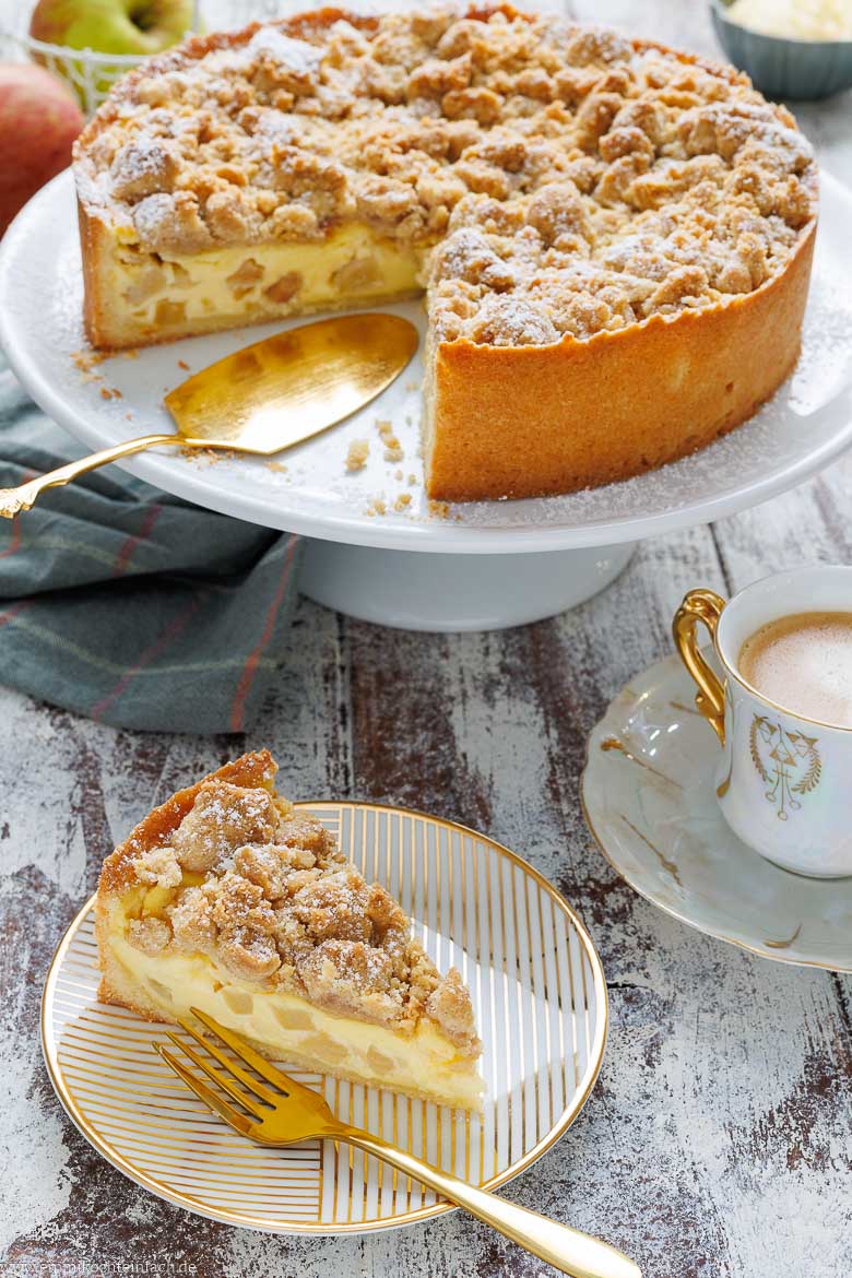 Streuselkuchen mit Äpfeln und Vanillepudding