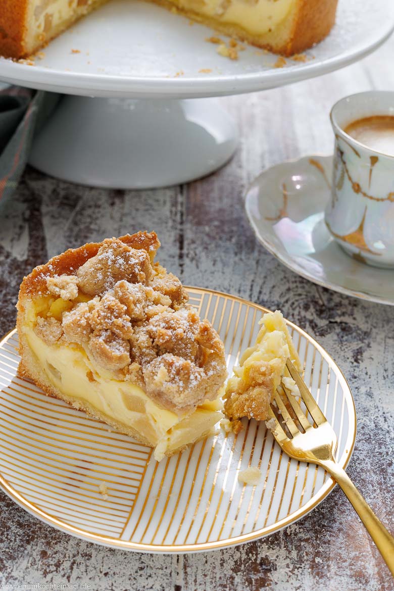 Kuchen mit Früchten und cremiger Füllung
