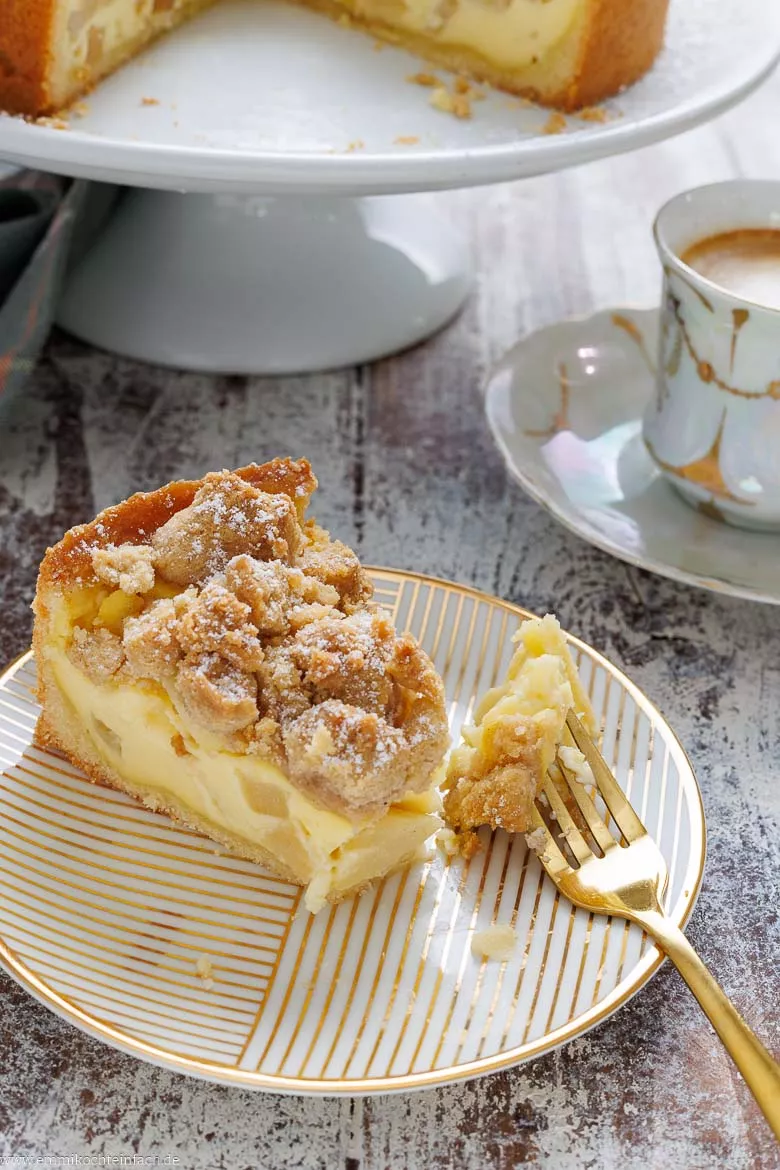 Kuchen mit Früchten und cremiger Füllung